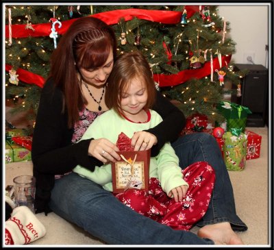 Mommy gets a necklace from Noelle
