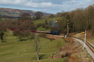 60007 Sir Nigel Gresley effortlessly negotiates the route towards Beck Hole.jpg