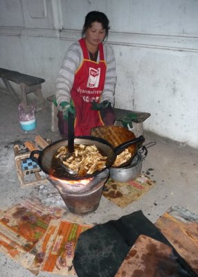 Frying bananas in the street at night