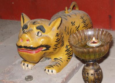 Tiger, same temple