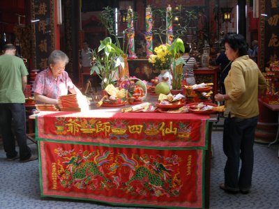 Preparing offerings, Sin Sze Si Ya Temple