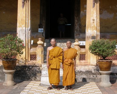Monks pose, Wat Si Saket