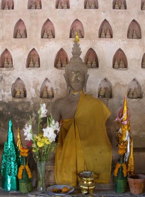 Buddha statue in colonnade, Wat Si Saket