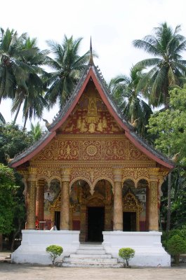 Small Buddhist temple on lower slopes of Phou Si