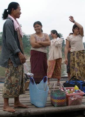 Women with snacks for boat passengers