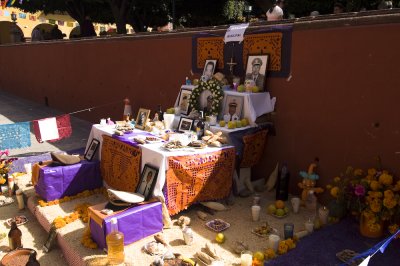 Altar por los guardias municipales muertos