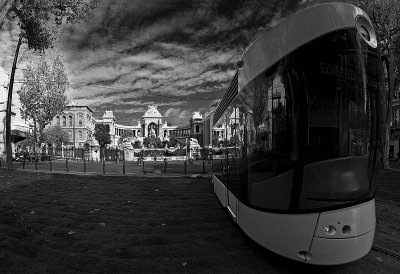Le tramway devant le palais Longchamp