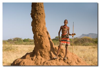 Joven Karo y Termitero  -  Young Karo and termites nest