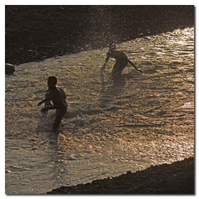 Nios baandose en el rio  -  Children bathing in the river