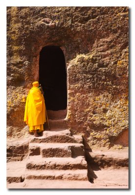 Sacerdote con tunica amarilla  -  Priest in yellow robe