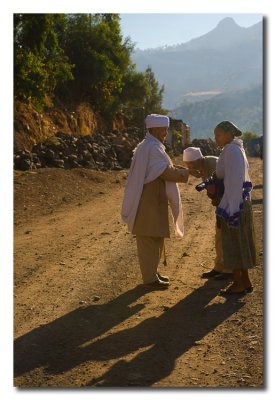 Feligreses besan la mano de un sacerdote Ortodoxo