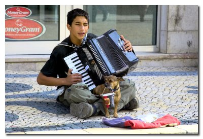 Musico Callejero y su perro -  Street musician and his dog