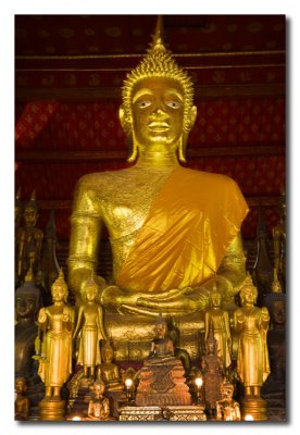 Buda en un Monasterio  -   Buddha in a monastery