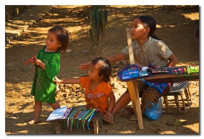 Nias venden pulseras  -  Girls selling bracelets