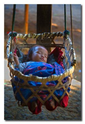 Bebe en cuna colgante  -  Baby in a hanging crib