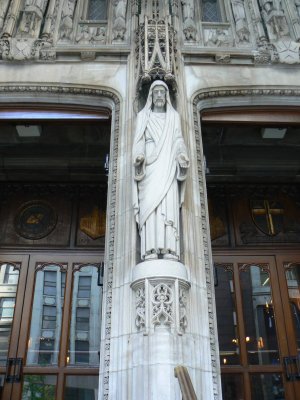 Statue outside St. Thomas on 5th Avenue
