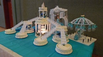 QUINCEANERA CAKE - ISO 400 - f2.0 @ 1/25 SECOND, HAND-HELD