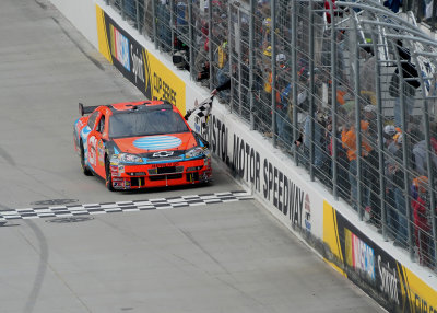JEFF BURTON RECEIVES THE CHECKERED FLAG ON THE WAY TO VICTORY LANE
