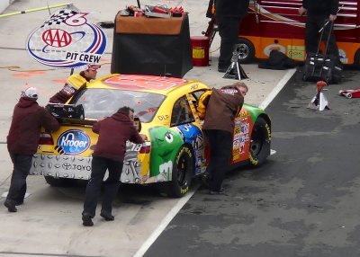 KYLE BUSCH'S CREW MEMBERS PUSH HIS CAR OUT TO THE STARTING LINE-UP