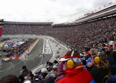 160,000 NASCAR FANS WATCH THE FOOD CITY 500, UNDER THREATENING CLOUDS