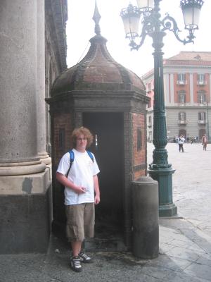 Luke at Napoli - Palazzo Reale guardbooth
