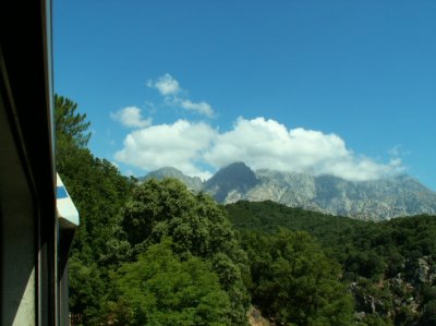 Retour du GR20 vers Ajaccio, par le train, vue sur les monts et la portion du GR20 que je viens de parcourir à pied !