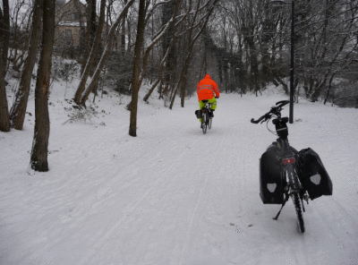 Cycliste quotidien, seule touche de couleur dans la blancheur et la grisaille de la neige.