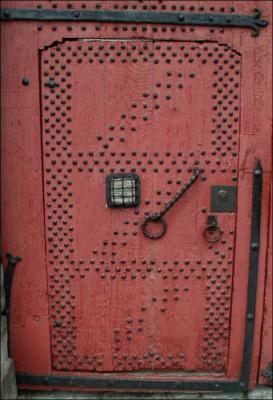 La petite porte rouge de la grande porte rouge.