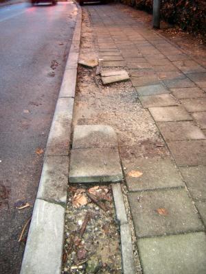 VoitureSurTrottoir-01.jpg