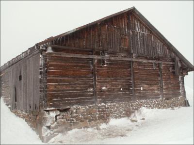 Chalet dans la bourrasque.