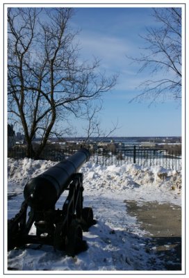 Un canon point vers la rivire des Outaouais, depuis la colline du parlement