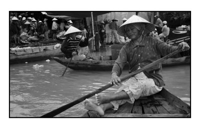 Lady rowing, Hoi An