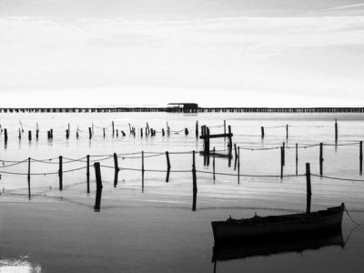 Mussel beds and tradiocional boat - Mejilloneras con barca tipica - Muscleres barca tpica