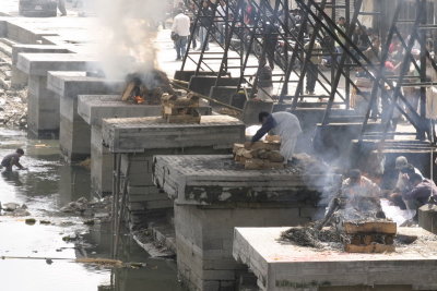 Hiindu cremations on the Bagmati River, Kathmandu, Nepal