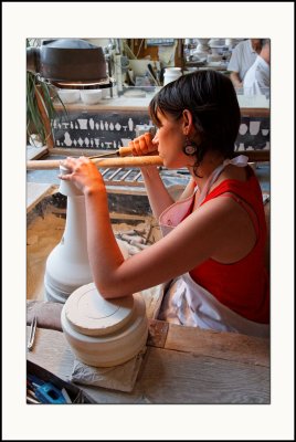 Manufacture de Svres</br>Une tournasseuse sachant tournasser </br>doit savoir tournasser sans cesse ses tasses.