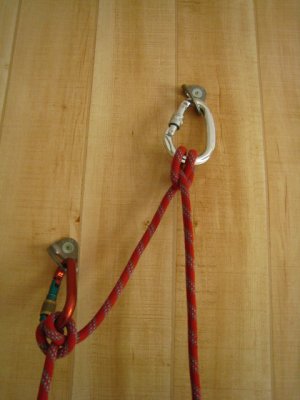 les deux points sont ensuite relis par la corde et deux noeuds de cabestan sur des mousquetons  vis