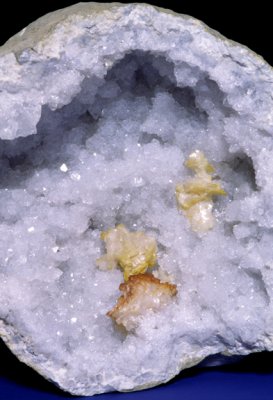 (MN36) Quartz and ankerite crystals in geode, Keokuk, IA
