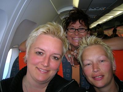 Im Flieger....  Petra, Peggy, Karin