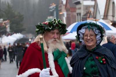20091213 - Father Christmas and his bride