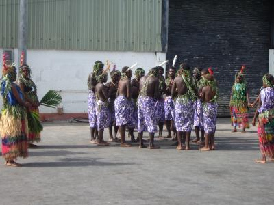 Arrival at Port Vila - local dancers - 4 Jan 06