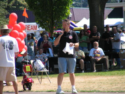 Chief organizer Jon Sweningson announces winners