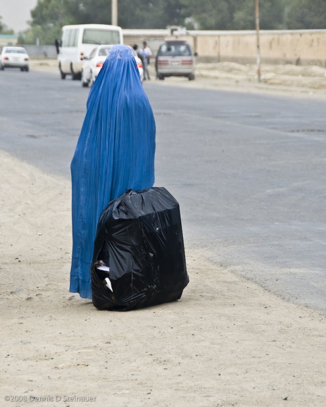 8/13/08 - Bus Stop Burqa<br><font size=3>DS20080813_0007p.jpg</font>