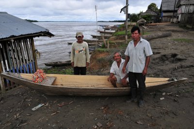 Canoe makers in Nauta.jpg