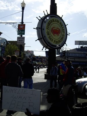 fisherman wharf... fixeu-vos en el que diu el cartell del home a primer pla