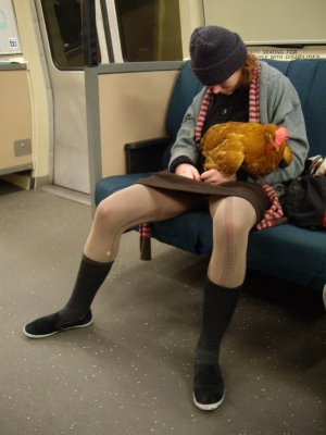 tornem a l'aeroport en metro i ens trobem a una tia que anava fatal i no parava de donar petons a la seva mascota... ehem!