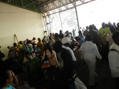 a la terminal del ferry, recollint l'equipatge, un caos!