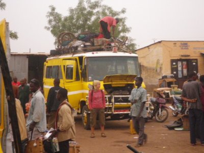 creuada la frontera amb mali, esperem per anar a bamako (1a nit al ras)