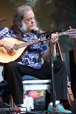 David Lindley shows off his blue shoes
