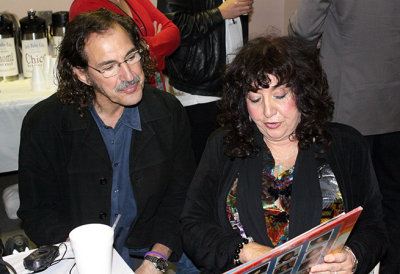 Freebo and Maria Muldaur look at pictures of themselves on a old LP