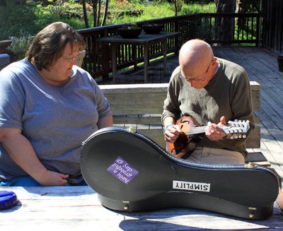 Jan gives Donna some mandolin pointers